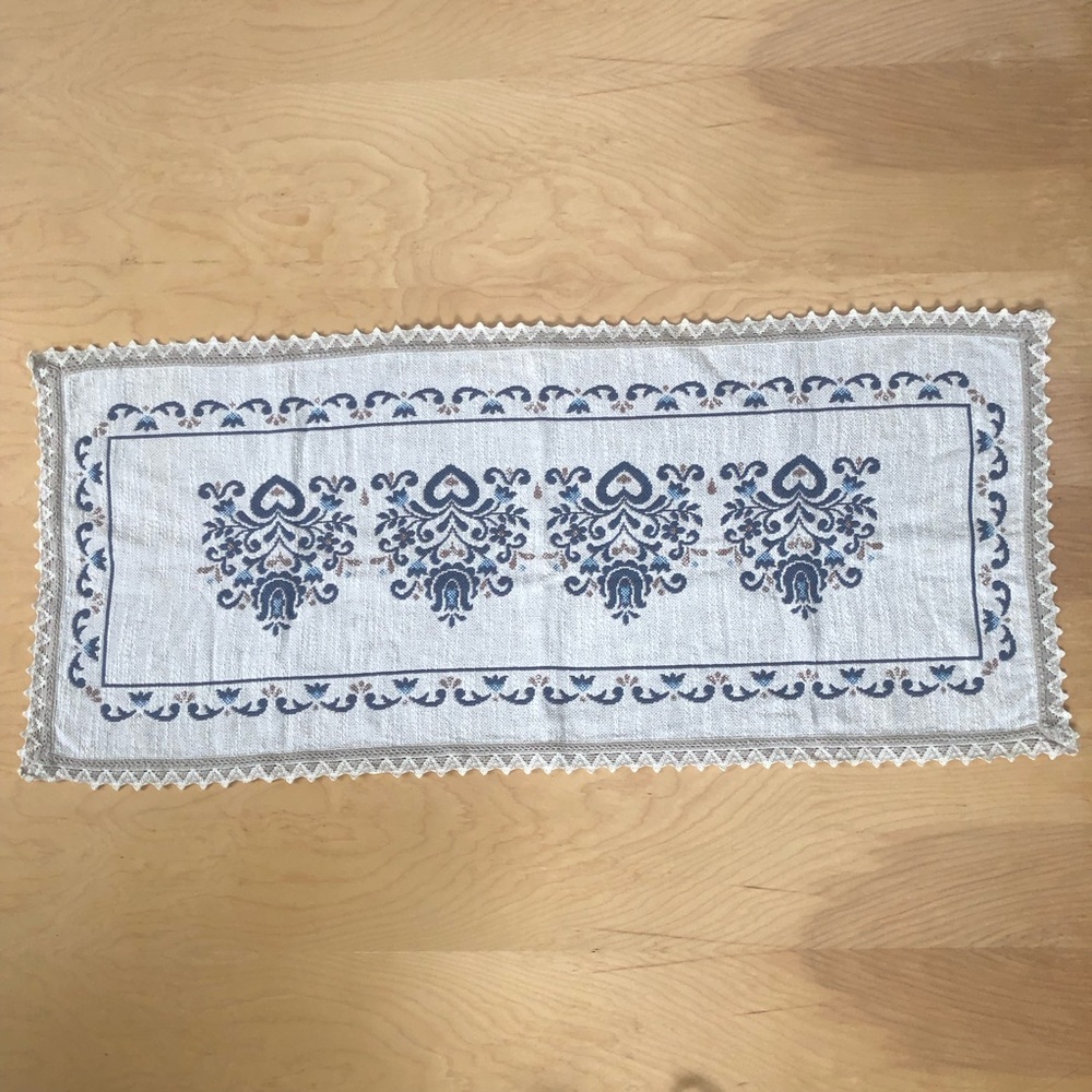 Vintage 90s Table Runner Blue and White Cottagecore Grandmacore Cotten